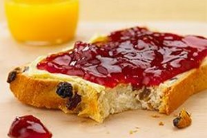 Тост, намазанный сливовым джемом